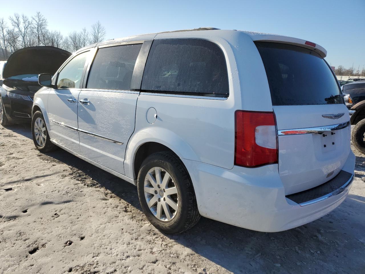 2015 Chrysler Town & Country - Image 2