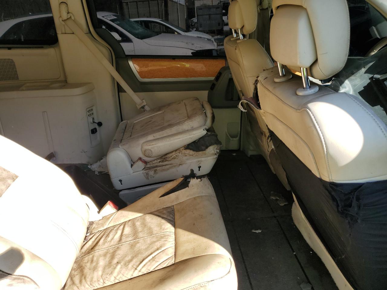 2010 Chrysler Town & Country - Image 11