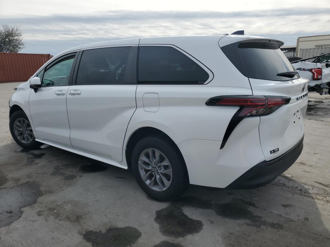 2022 Toyota Sienna - Image 2