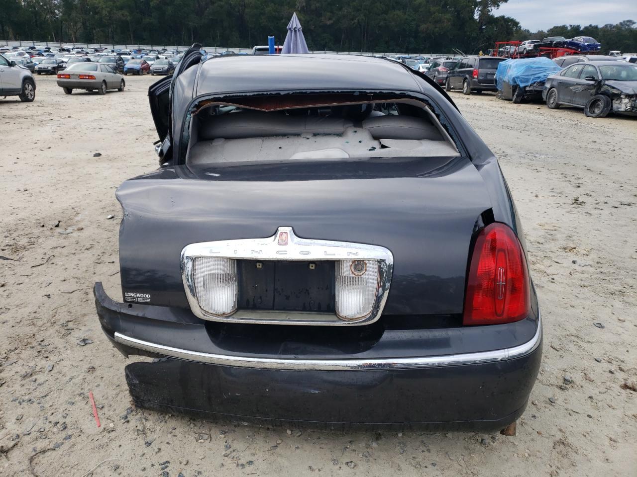 2002 Lincoln Town Car - Image 6