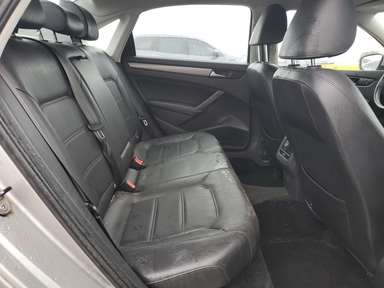 2014 Volkswagen Passat - Image 10
