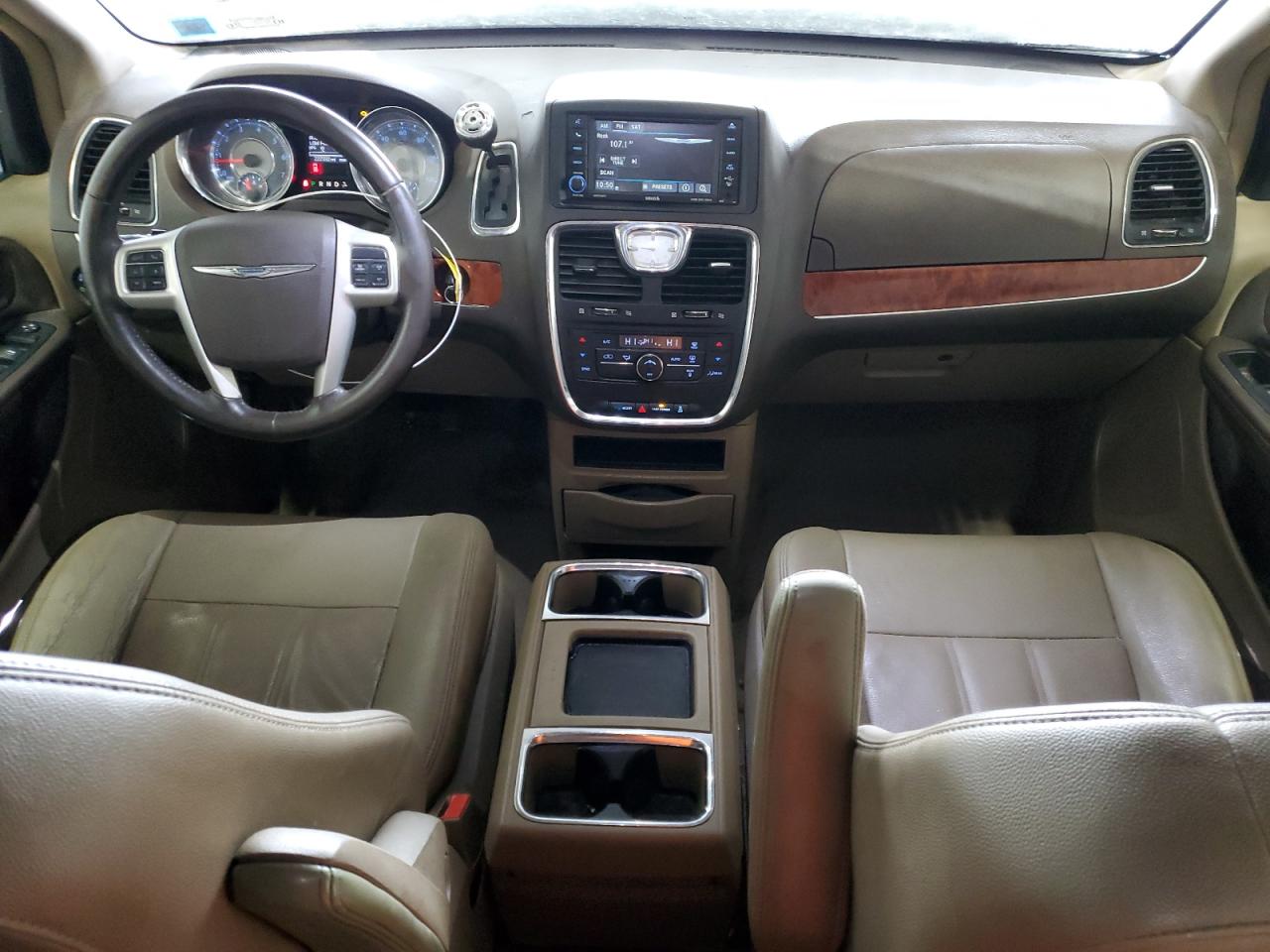 2015 Chrysler Town & Country - Image 8