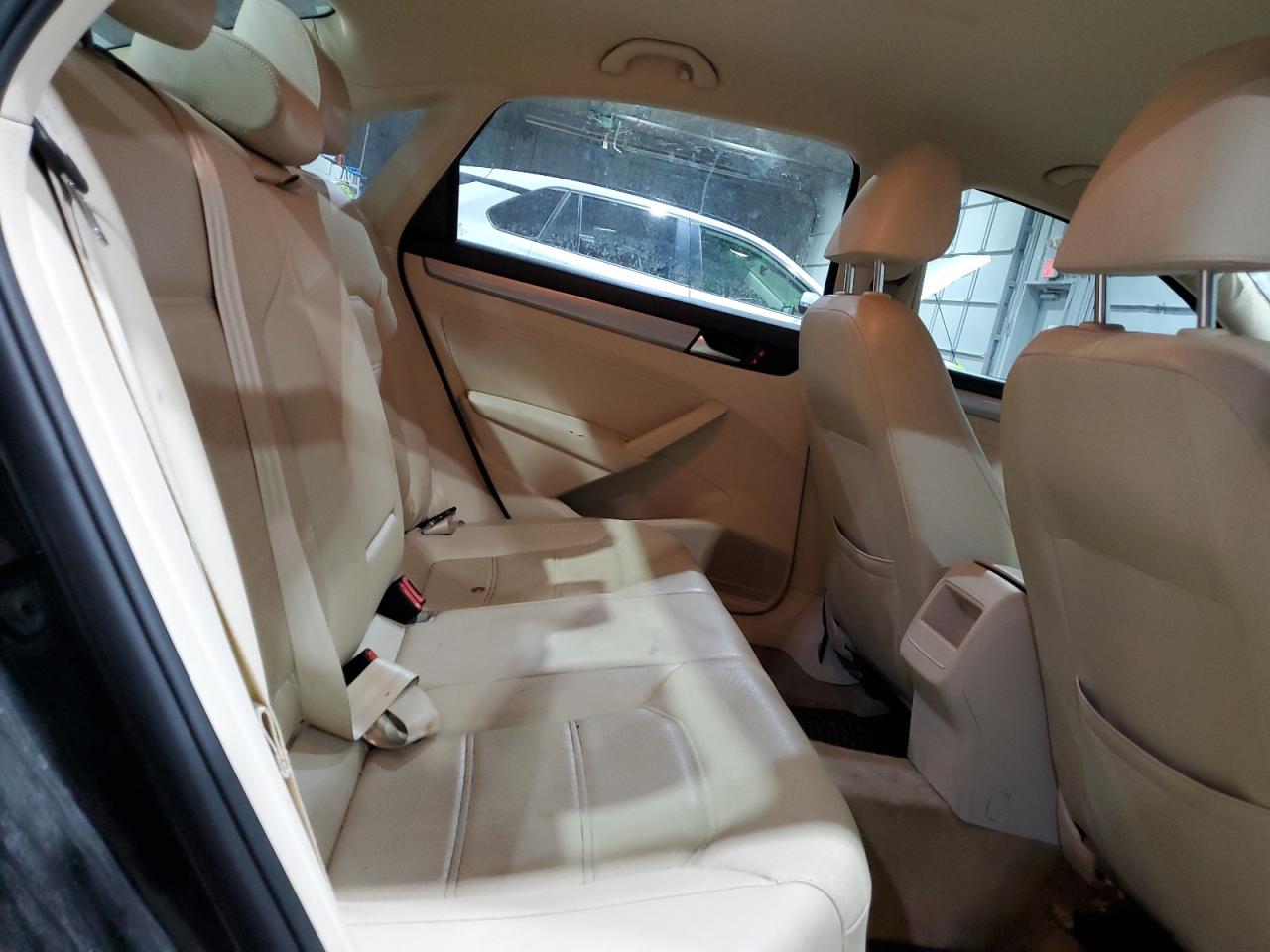 2014 Volkswagen Passat - Image 10