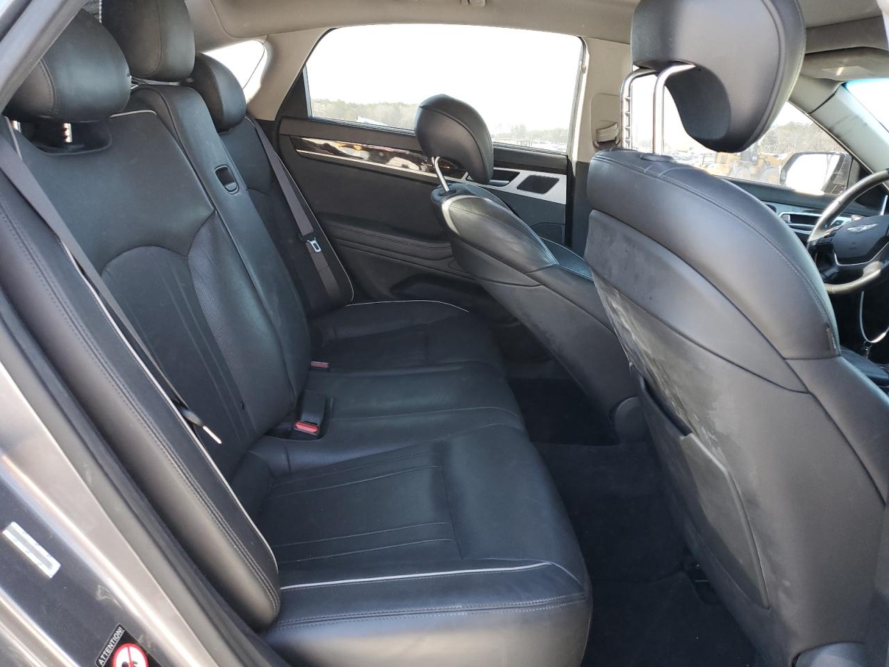 2015 Hyundai Genesis - Image 10