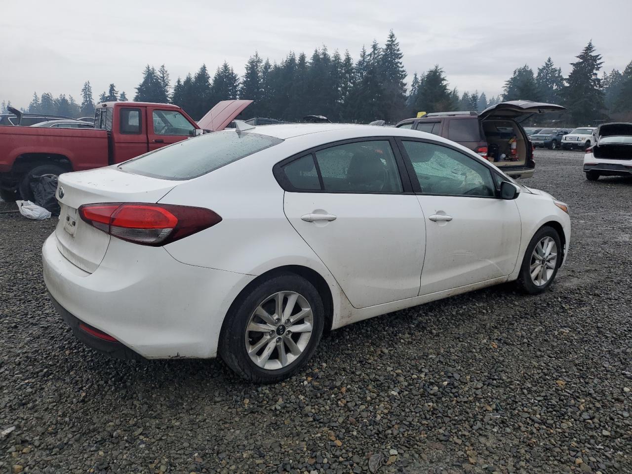 VIN 3KPFL4A71HE132725 2017 KIA FORTE no.3