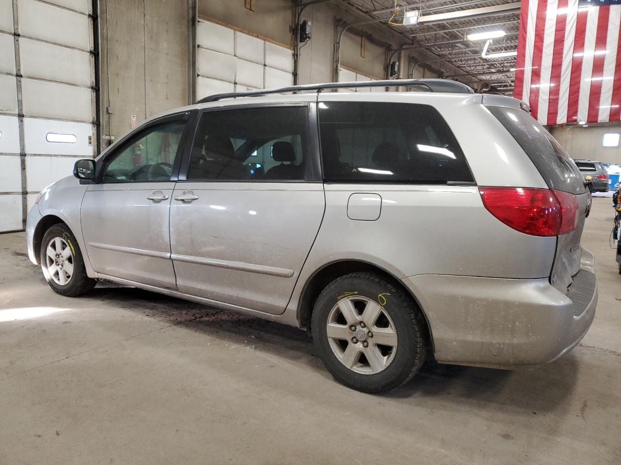 2008 Toyota Sienna - Image 2