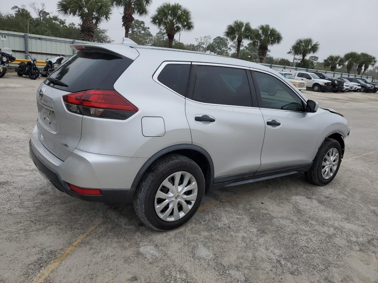 2018 Nissan Rogue - Image 3