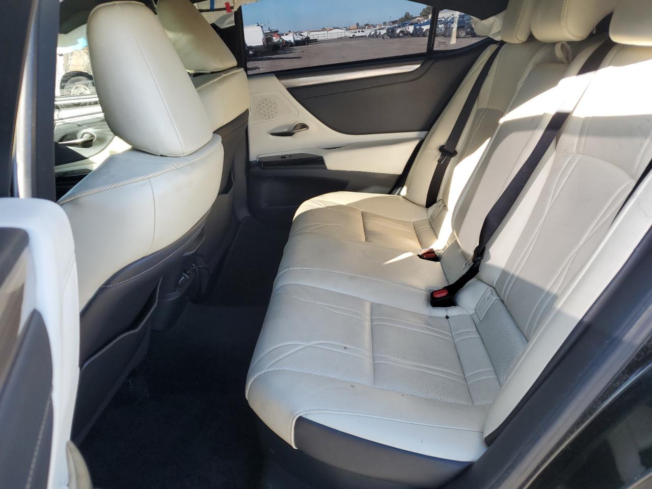 2022 Lexus ES - Image 11