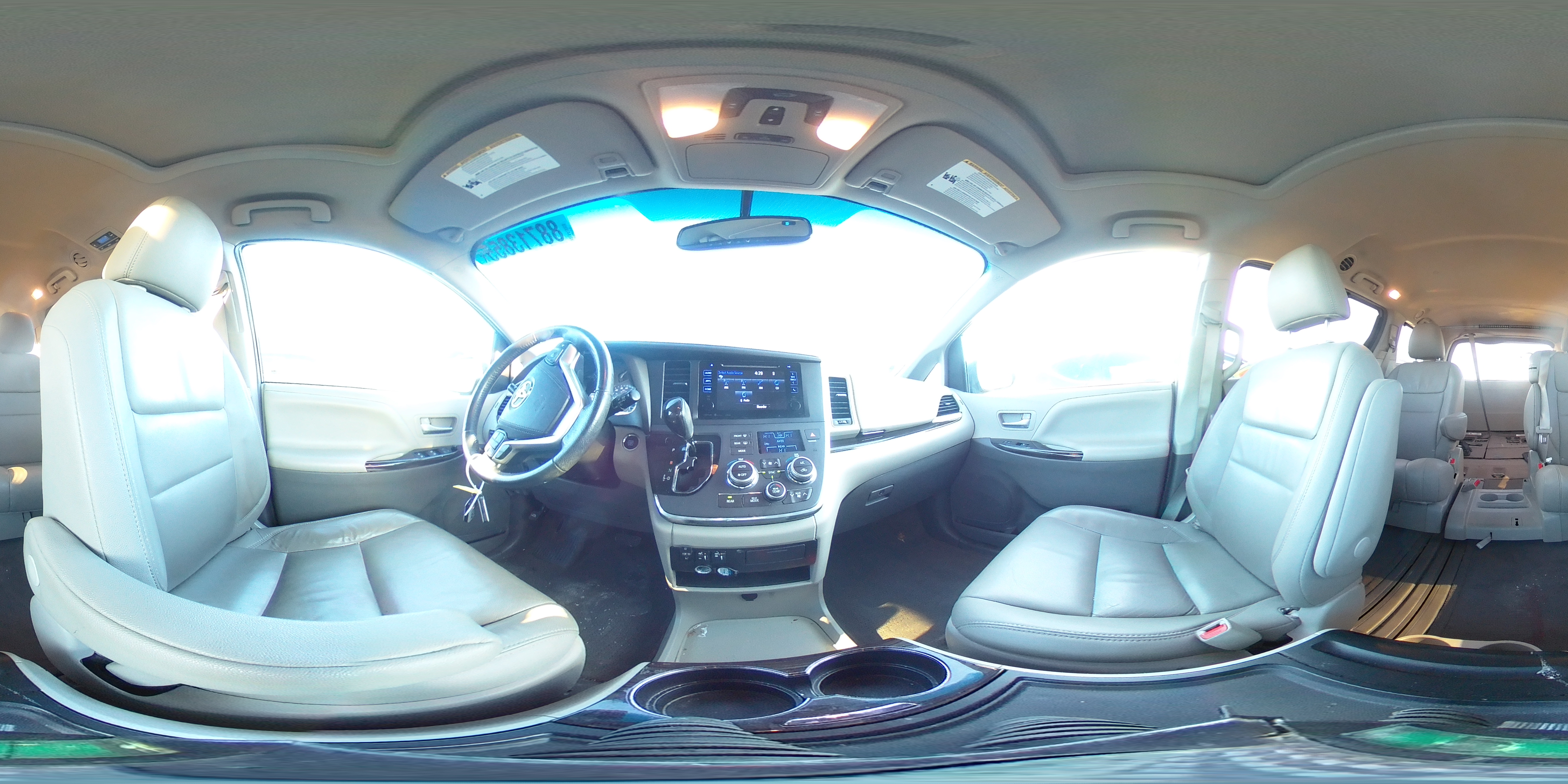 2017 Toyota Sienna - Image 16