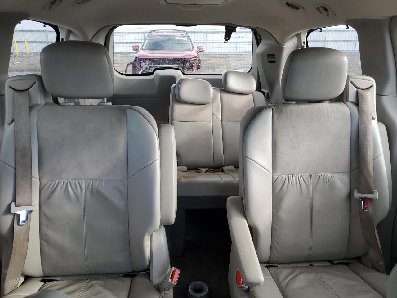 2008 Chrysler Town & Country - Image 10