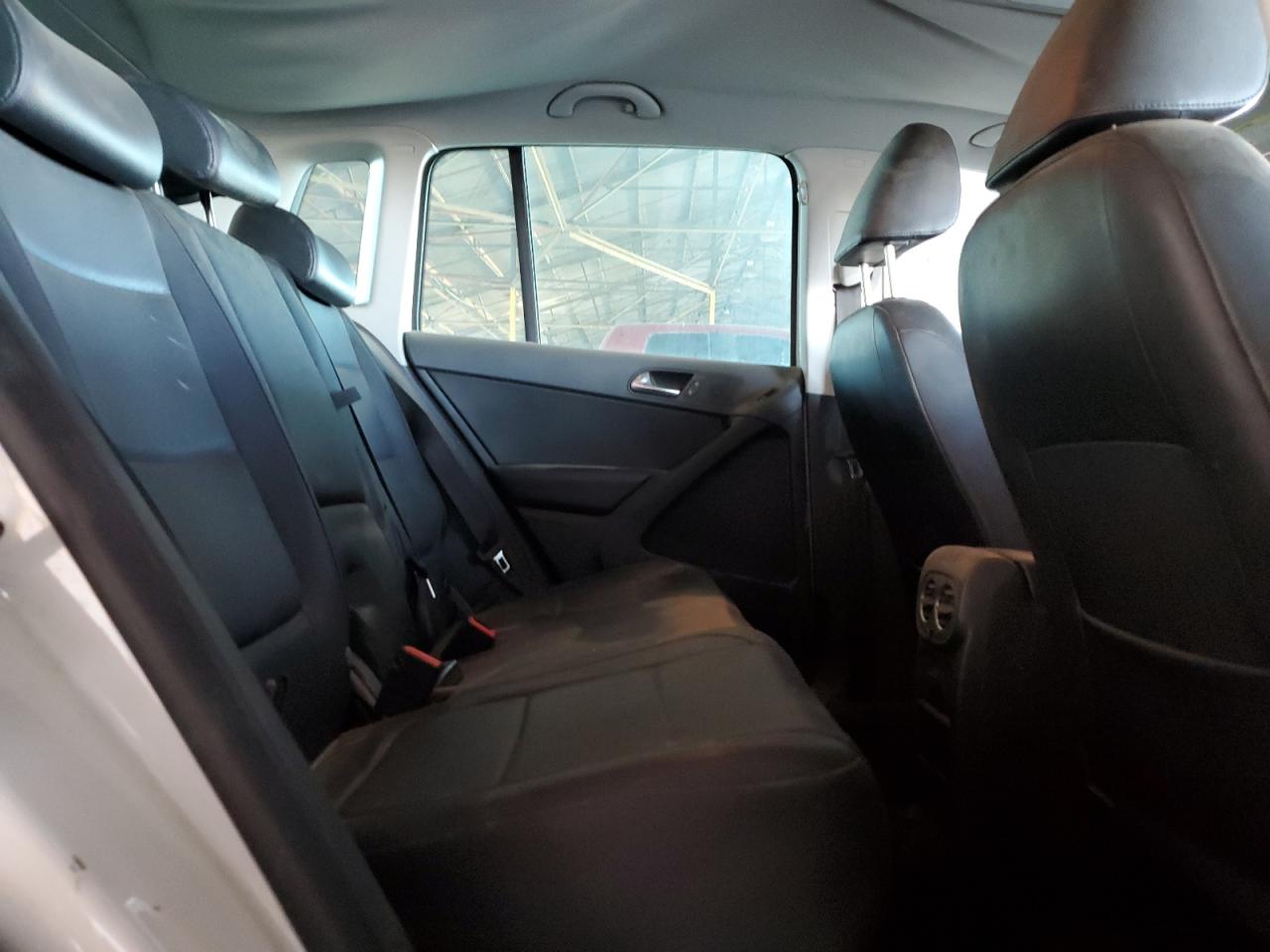 2010 Volkswagen Tiguan - Image 10