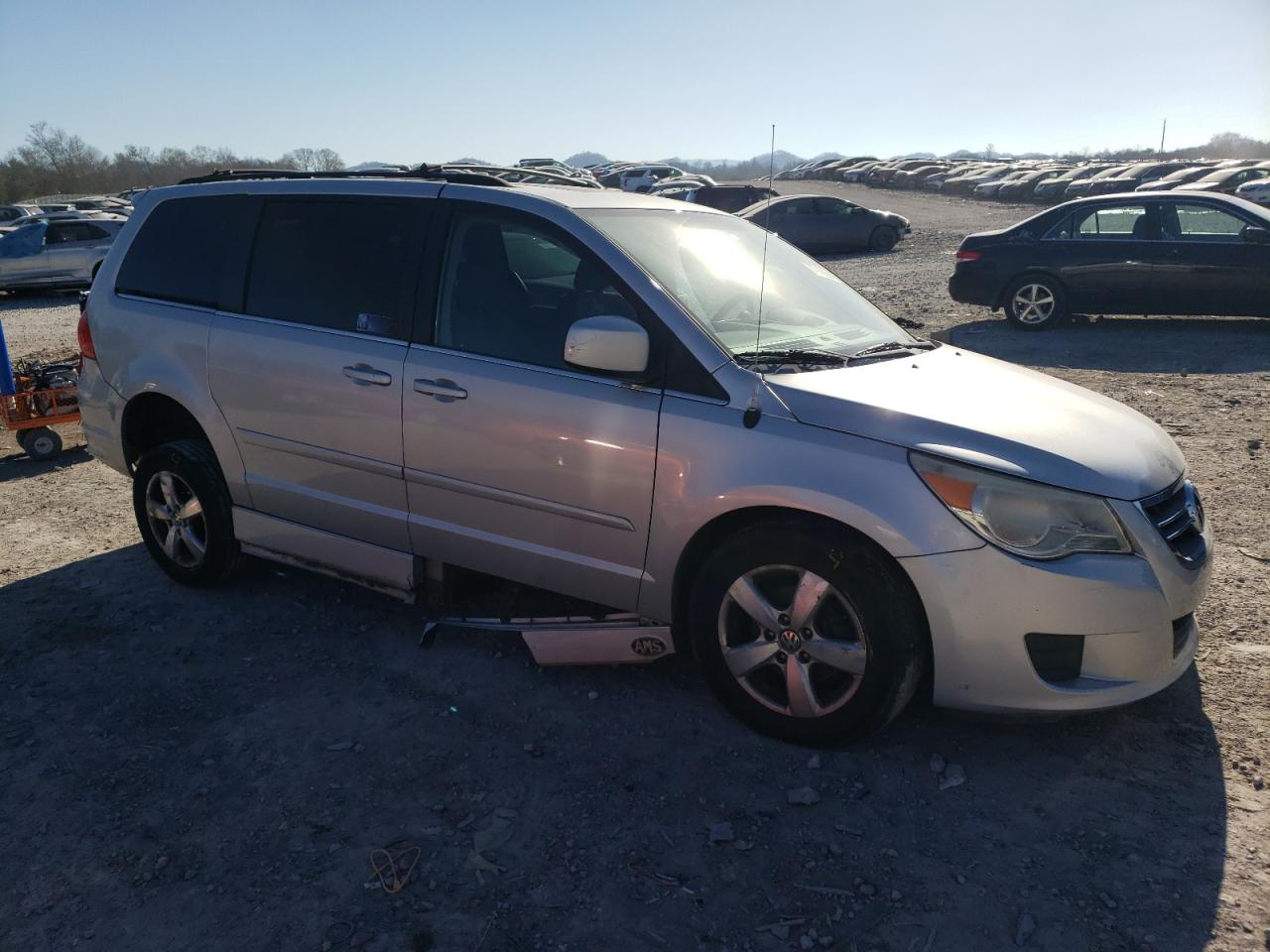 2009 Volkswagen Routan - Image 4