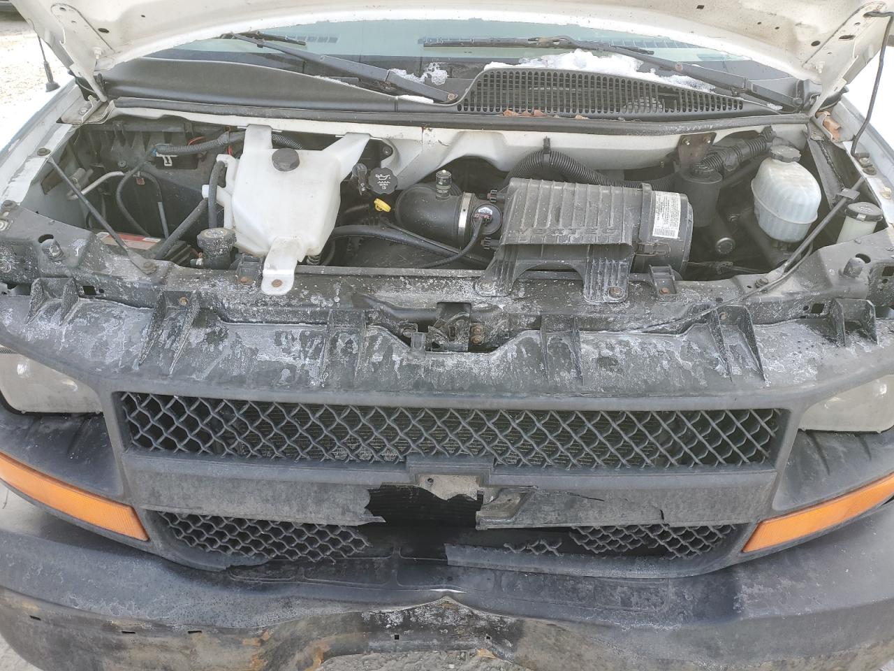 2004 Chevrolet Express - Image 12
