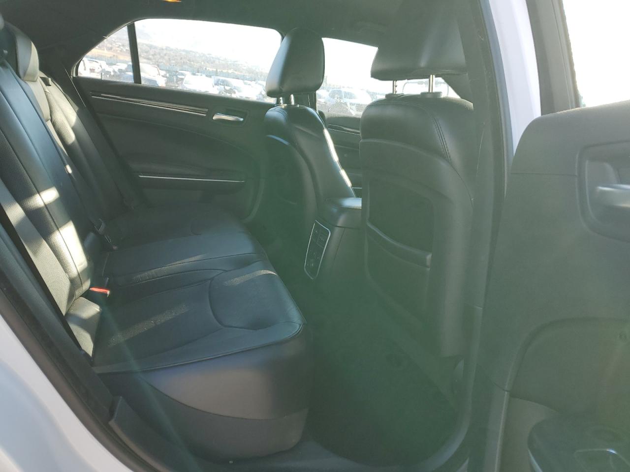 2014 Chrysler 300 - Image 10