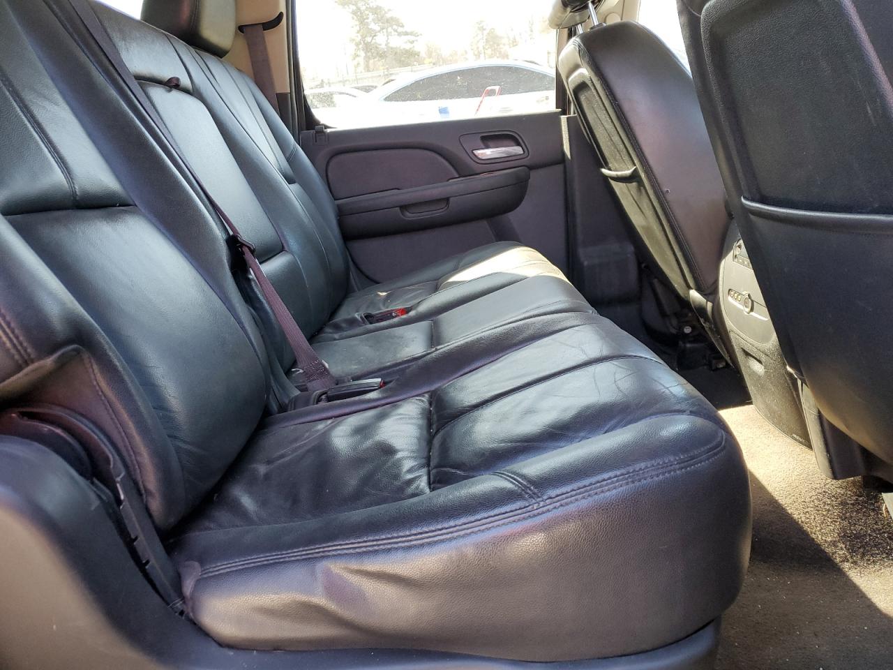 2014 Chevrolet Suburban - Image 12