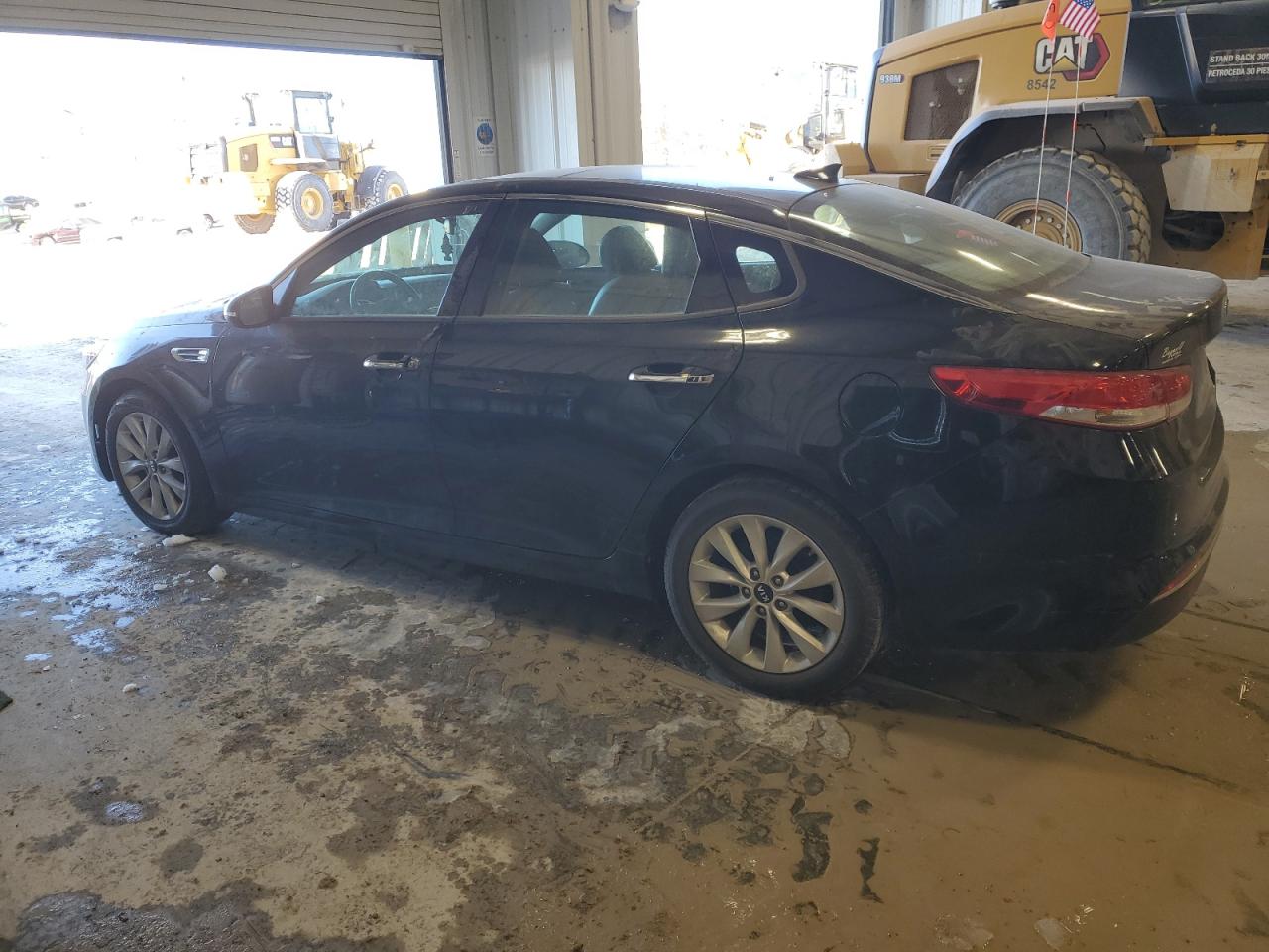 VIN 5XXGU4L3XHG143175 2017 KIA OPTIMA no.2