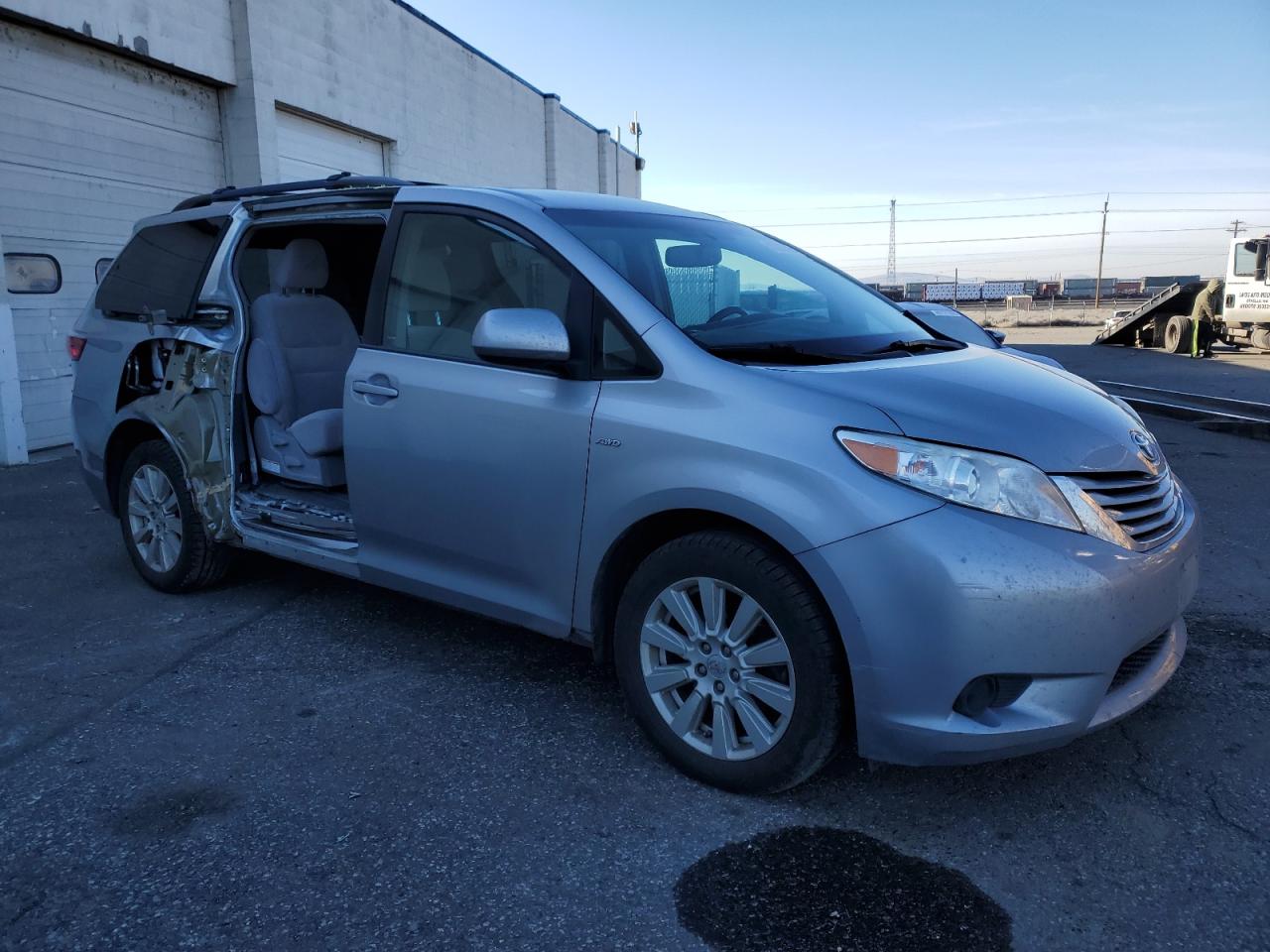 2017 Toyota Sienna - Image 4