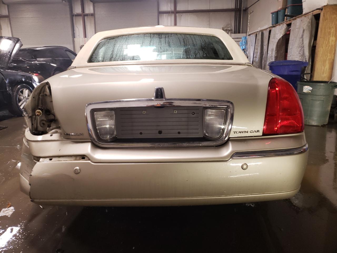 2004 Lincoln Town Car - Image 6