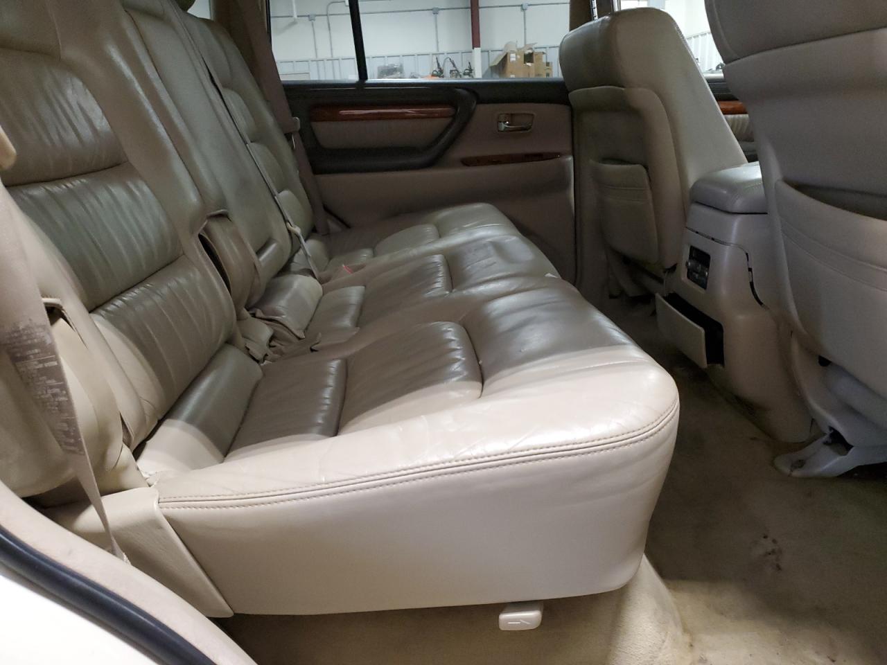 2004 Lexus LX - Image 11