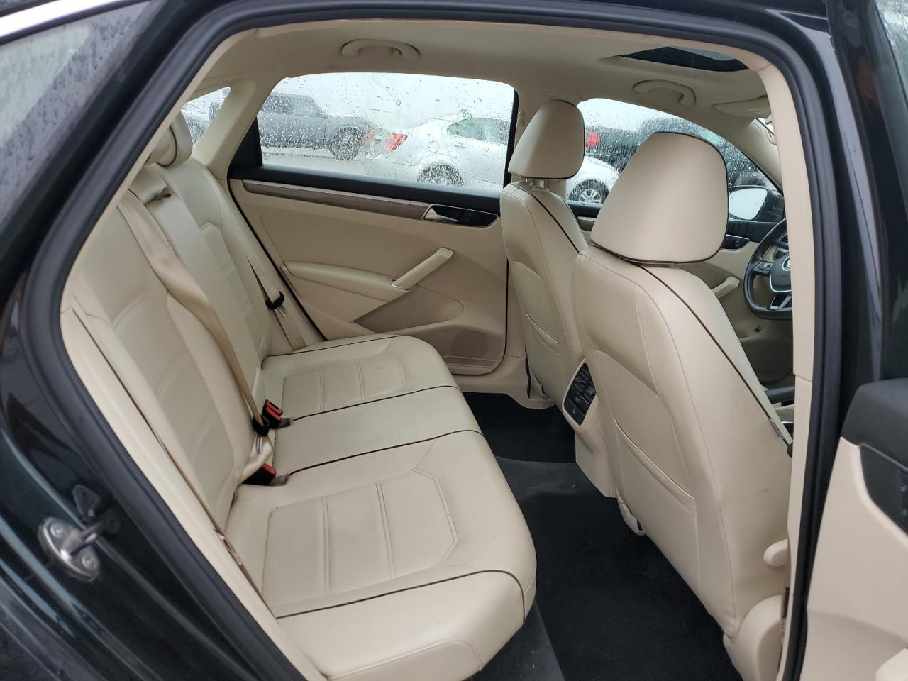 2017 Volkswagen Passat - Image 10