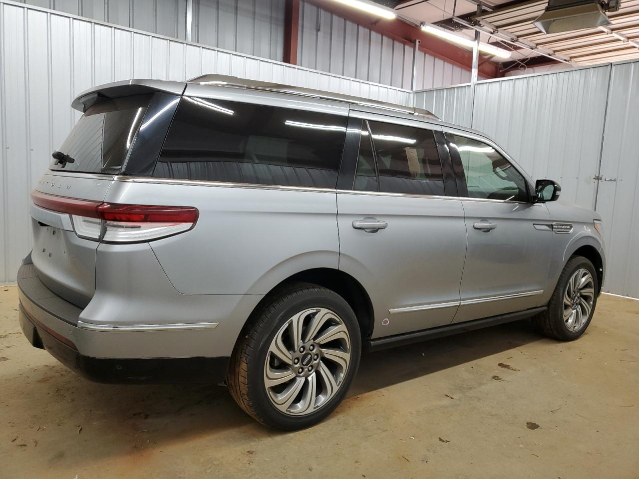 2023 Lincoln Navigator - Image 3