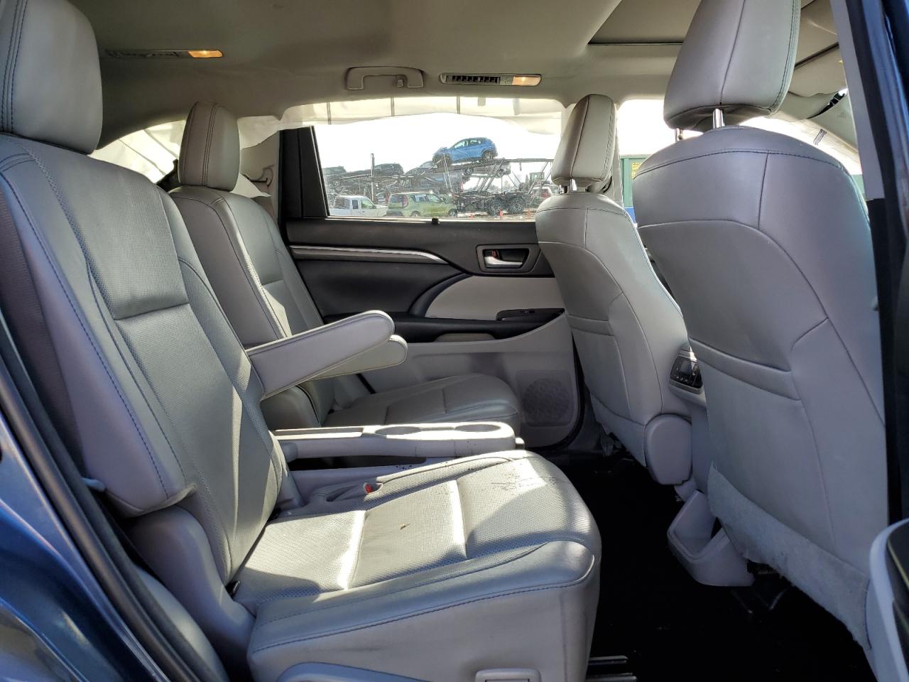 2018 Toyota Highlander - Image 11