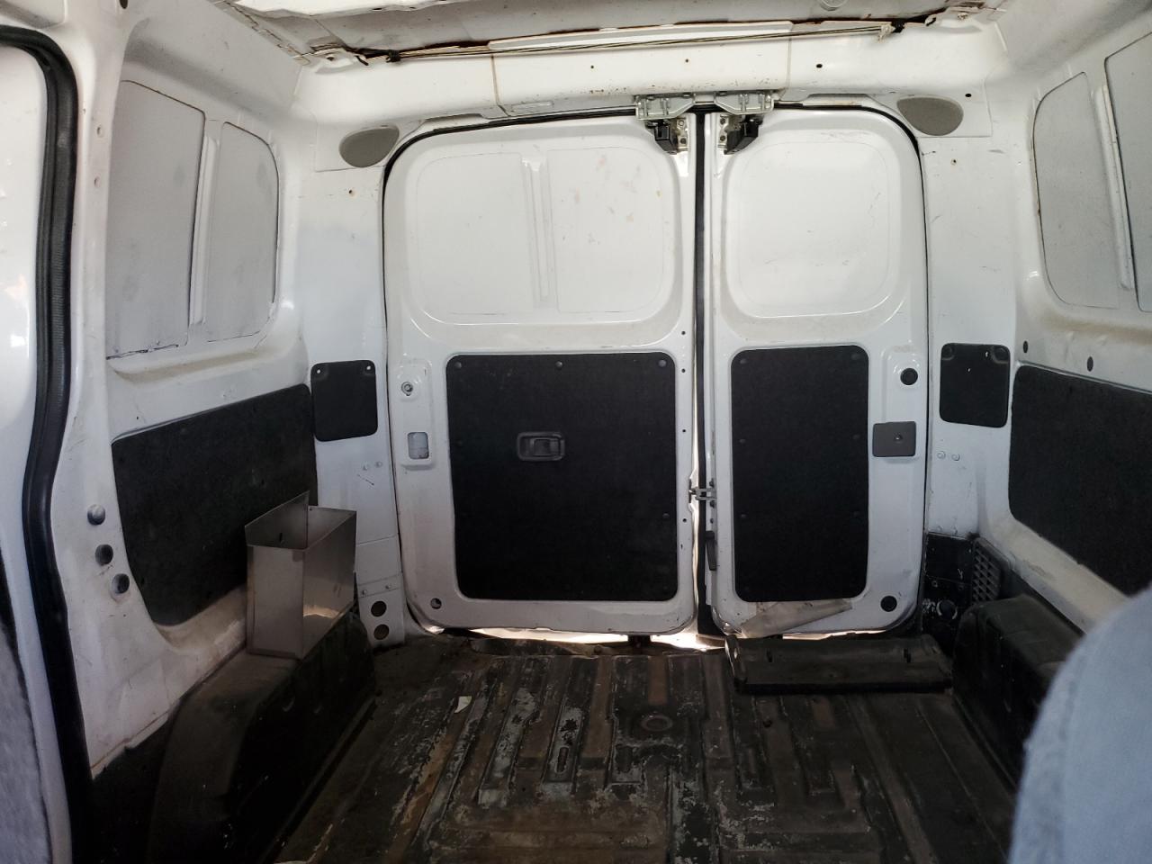 2015 Nissan NV - Image 10