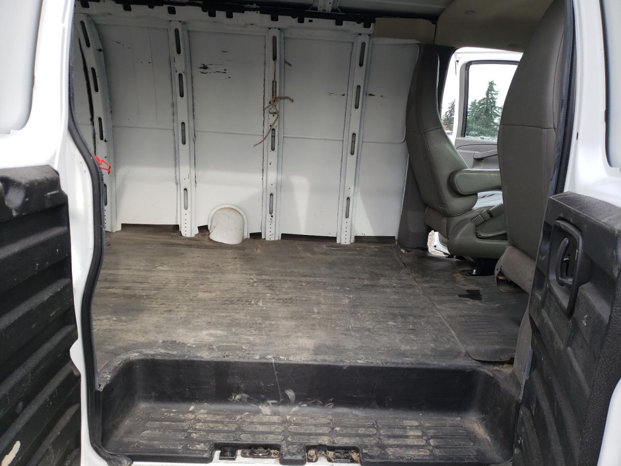 2017 Chevrolet Express - Image 11
