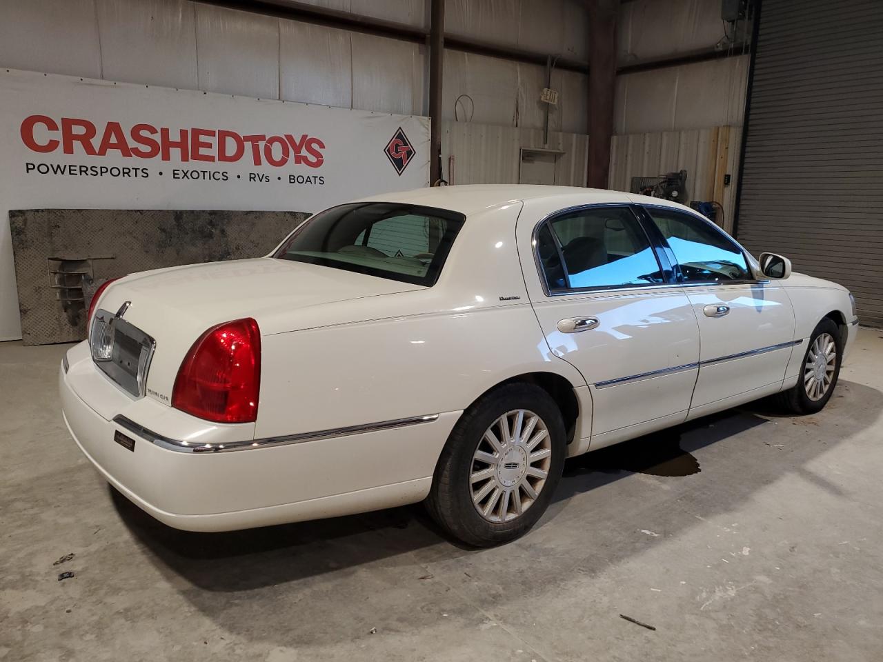 2003 Lincoln Town Car - Image 3