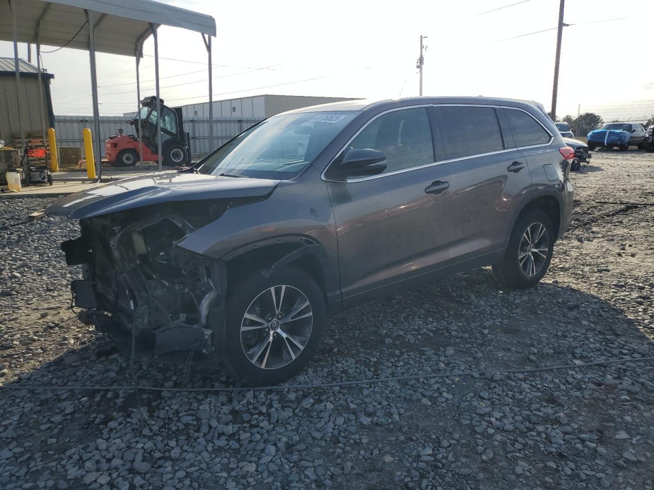 2017 Toyota Highlander - Image 1