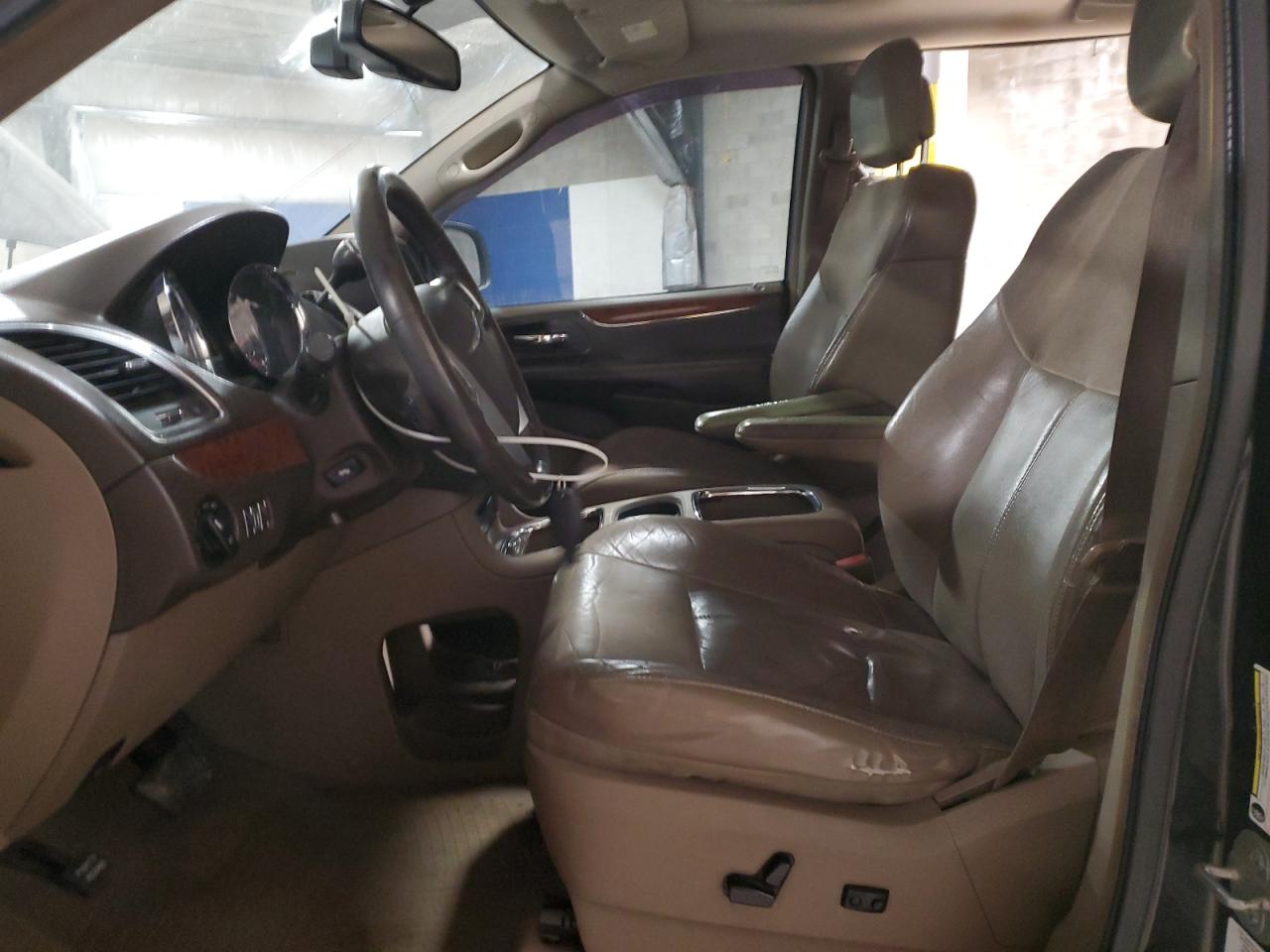 2011 Chrysler Town & Country - Image 7