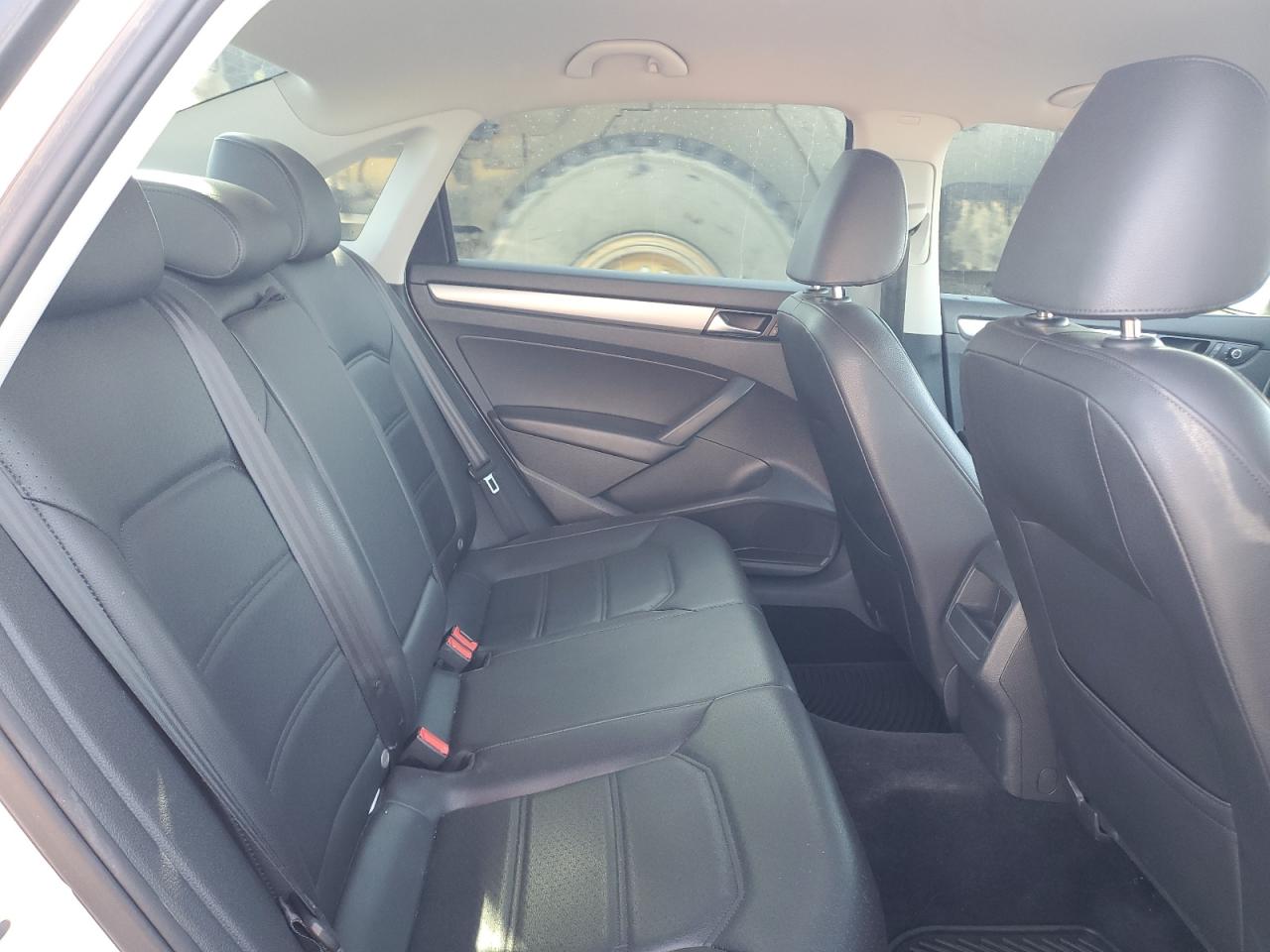 2015 Volkswagen Passat - Image 10