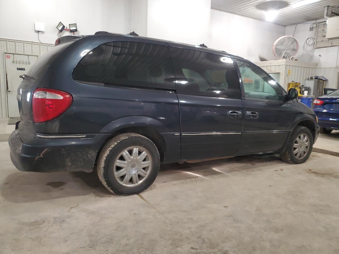 2007 Chrysler Town & Country - Image 3