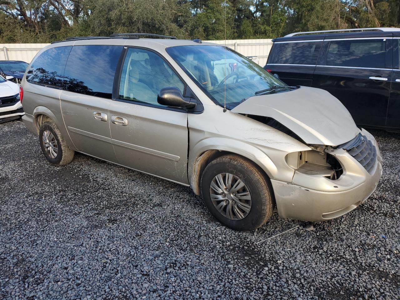 2005 Chrysler Town & Country - Image 4