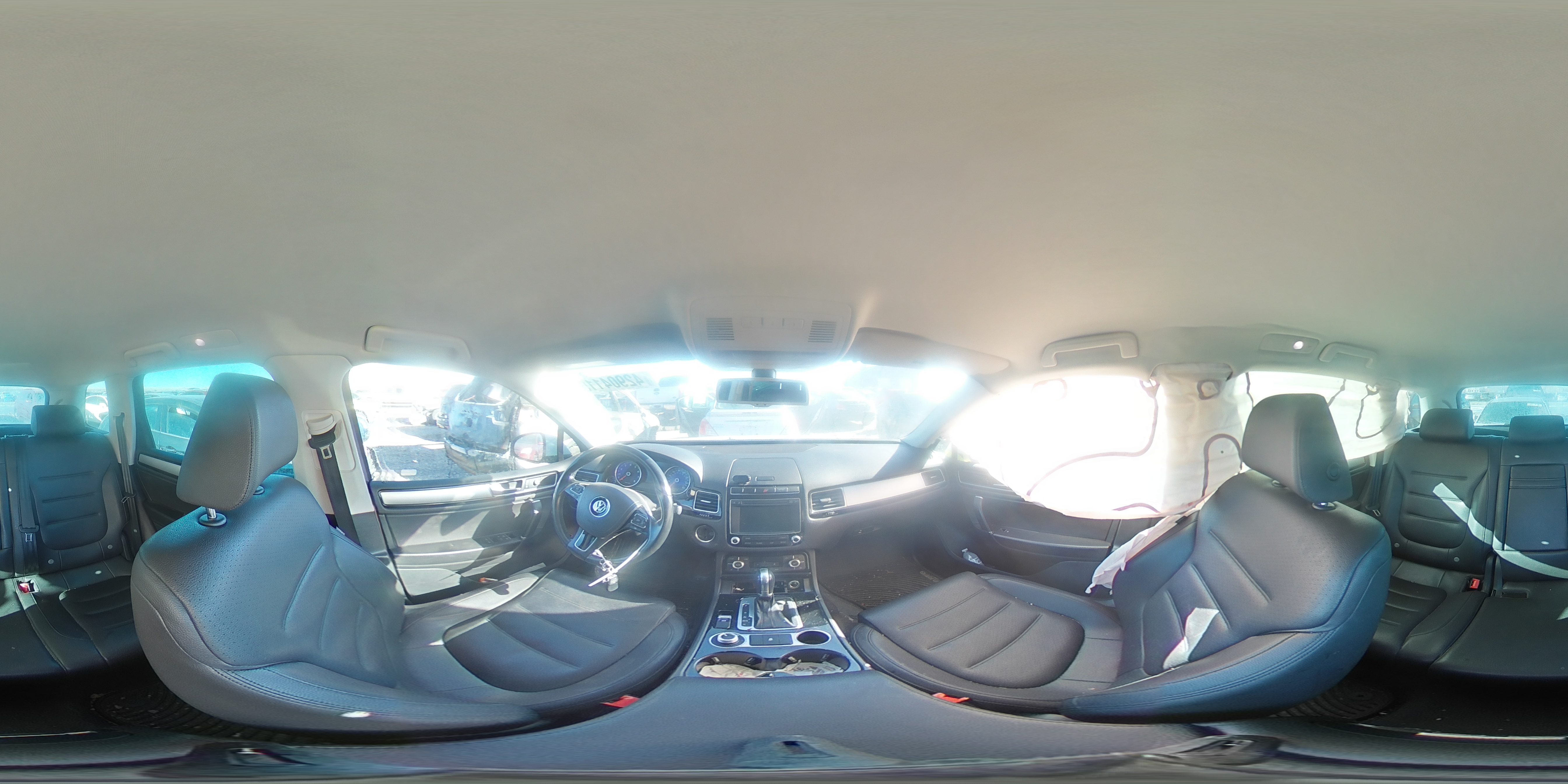 2015 Volkswagen Touareg - Image 13