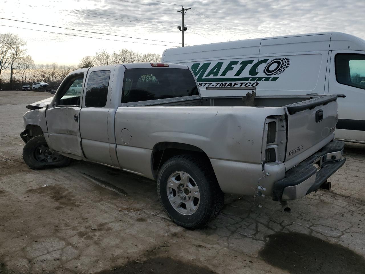 2005 GMC Sierra - Image 2