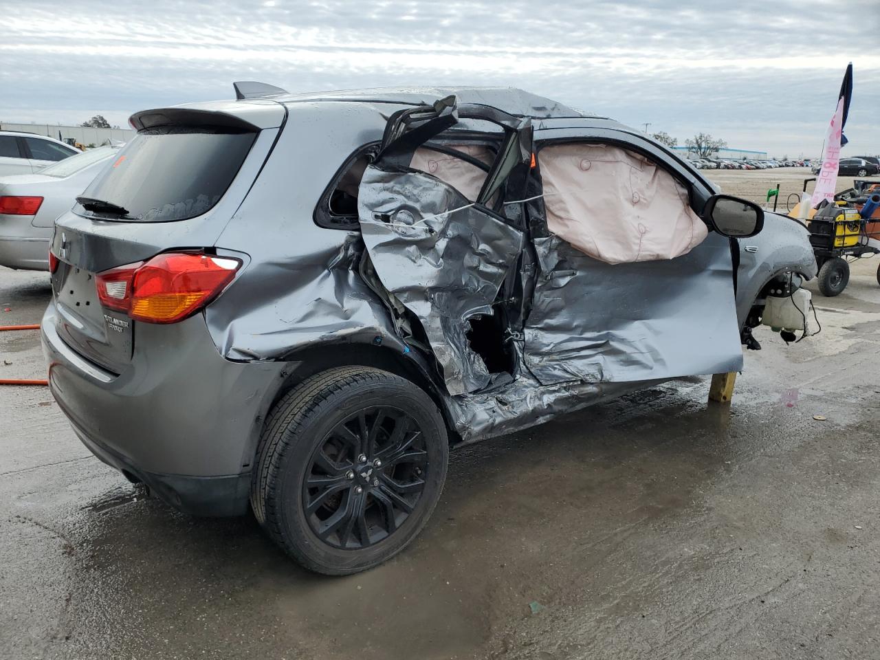 2017 Mitsubishi Outlander - Image 3