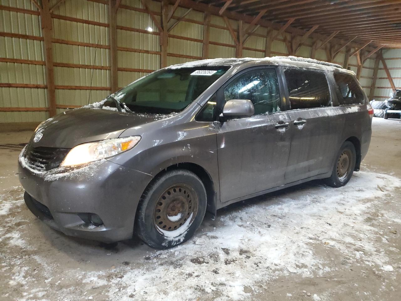 2012 Toyota Sienna იყიდება London-ში, ON - Rear End