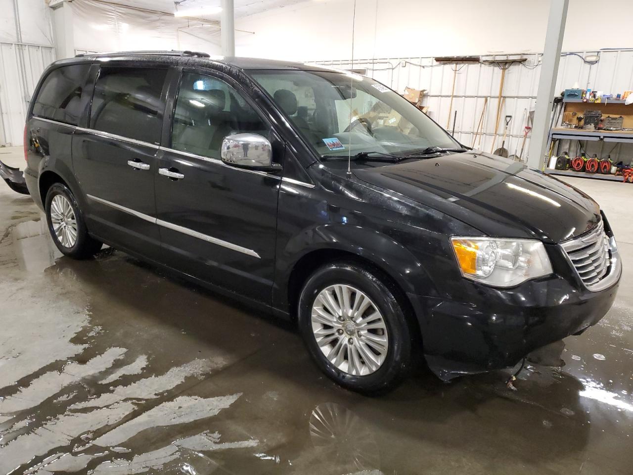 2013 Chrysler Town & Country - Image 4