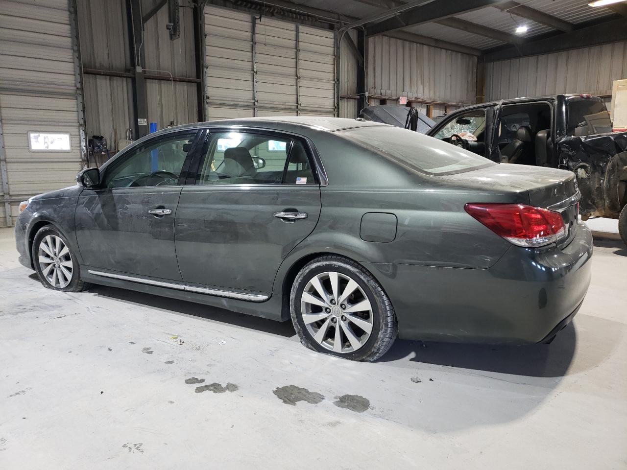 2011 Toyota Avalon - Image 2