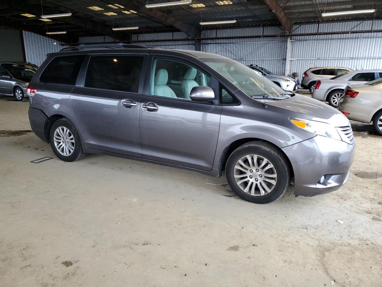 2013 Toyota Sienna - Image 4
