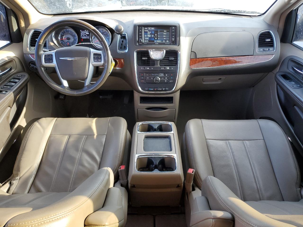 2013 Chrysler Town & Country - Image 8