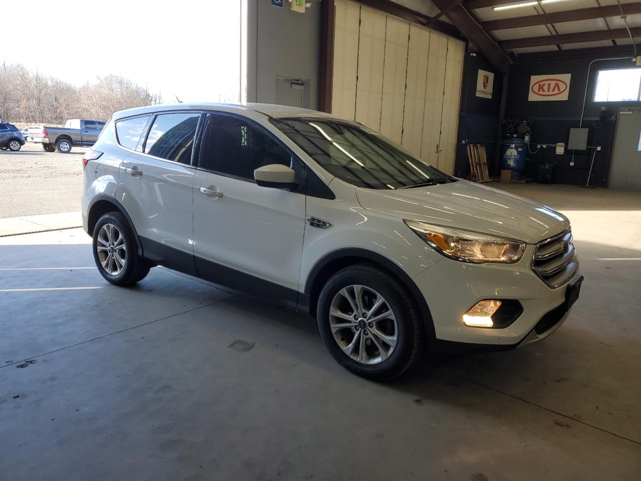 VIN 1FMCU0GDXKUB59948 2019 FORD ESCAPE no.4