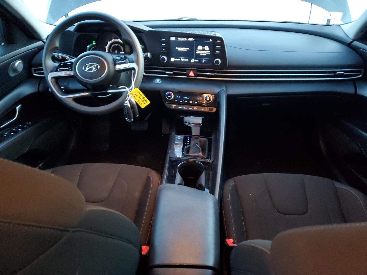 2022 Hyundai Elantra - Image 8
