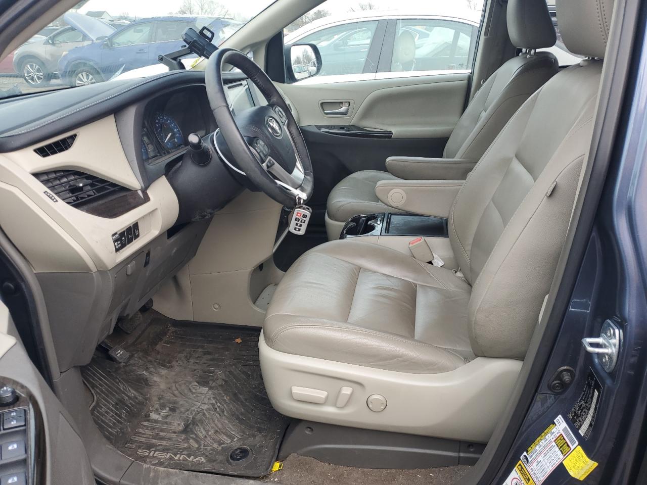 2017 Toyota Sienna - Image 8