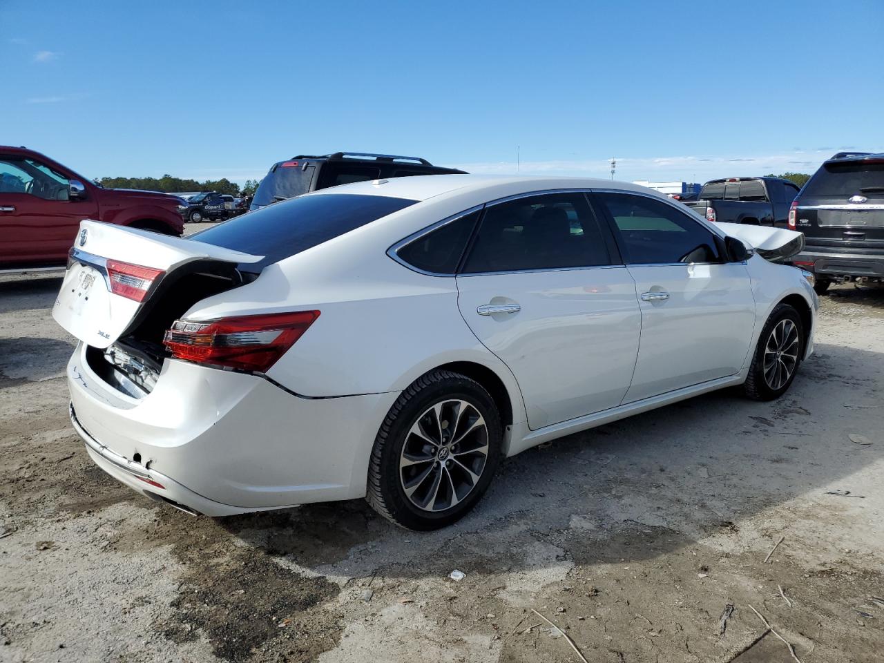 2016 Toyota Avalon - Image 3