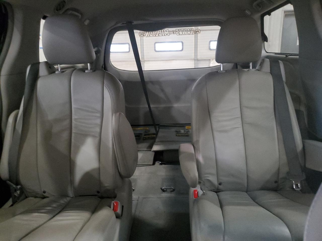 2014 Toyota Sienna - Image 10