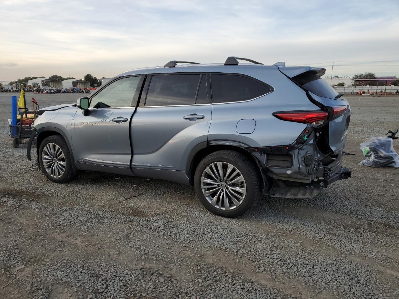 2021 Toyota Highlander - Image 2