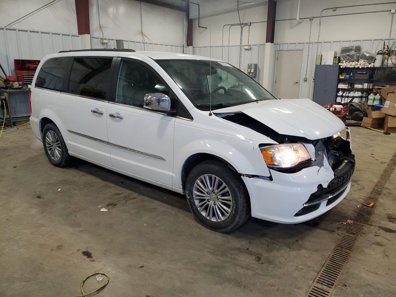 2014 Chrysler Town & Country - Image 4