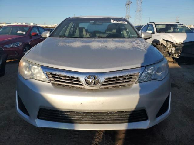 Sedans TOYOTA CAMRY 2012 Srebrny